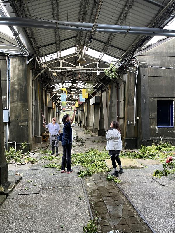 丹娜絲颱風侵襲臺南，各文化場域盤點災情，積極展開復原作業。(圖為臺南文化局長黃雅玲至蕭壠文化園區現場勘災情形)