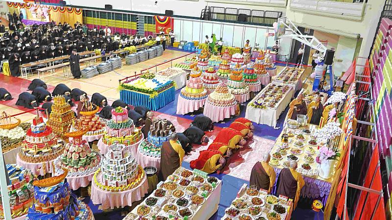 五大士瑜伽燄口法會施食,引導餓鬼道眾生懺悔皈依、離苦得樂。(圖由靈鷲山佛教教團提供)