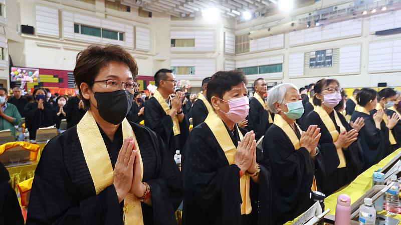 水陸先修「孔雀明王經暨瑜伽燄口法會」現場護法善信虔誠持誦。(圖由靈鷲山佛教教團提供)