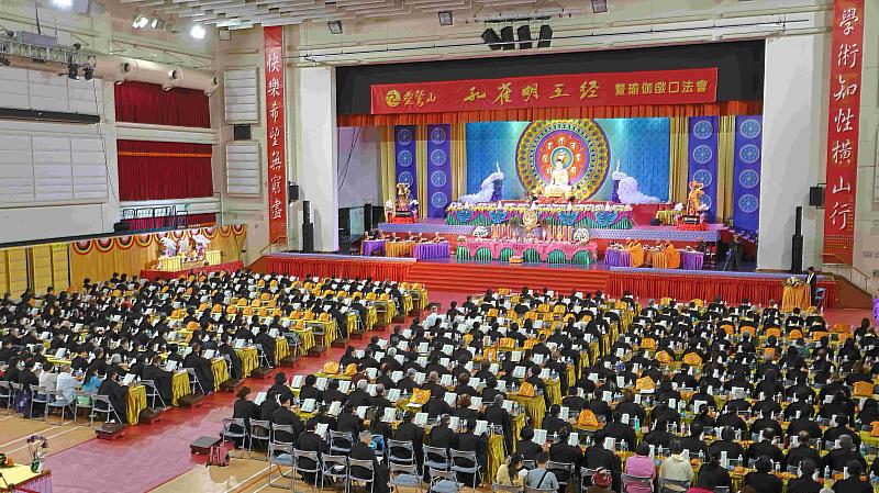 2025年第五場水陸先修「孔雀明王經暨瑜伽燄口法會」,7月6日在高雄樹德科大體育館舉行。(圖由靈鷲山佛教教團提供)