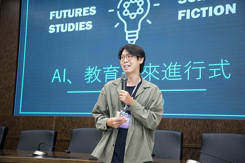 未來敘事工場執行長彭啟東擔任教學實踐研究計畫北區講座。(圖/淡江大學提供)