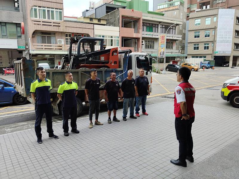 丹娜絲颱風來襲,竹市府派遣人力與機具支援嘉義市災後復原。