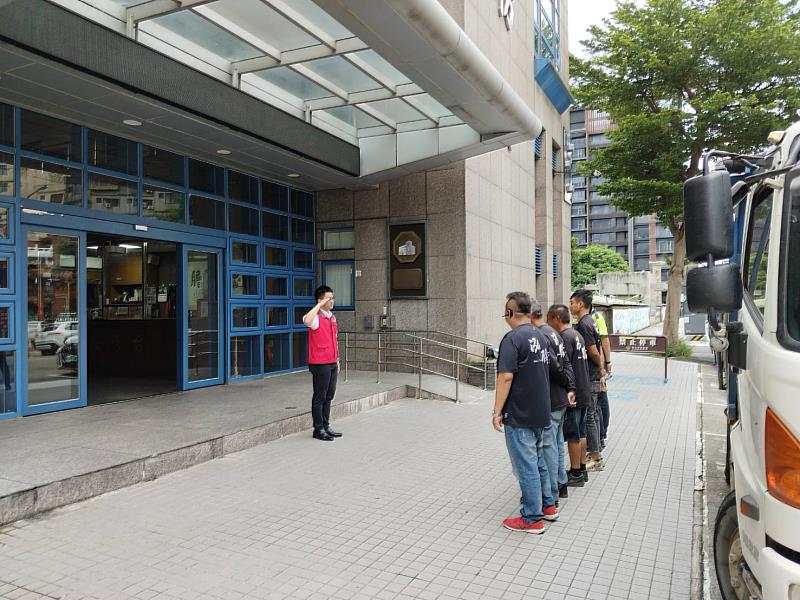 丹娜絲颱風來襲,竹市府派遣人力與機具支援嘉義市災後復原。