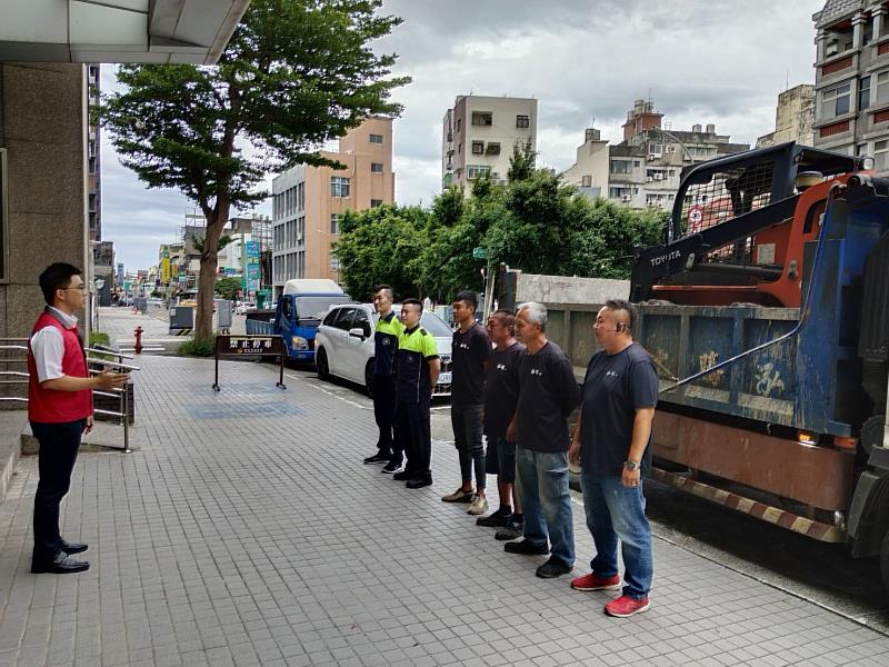 丹娜絲颱風來襲,竹市府派遣人力與機具支援嘉義市災後復原。