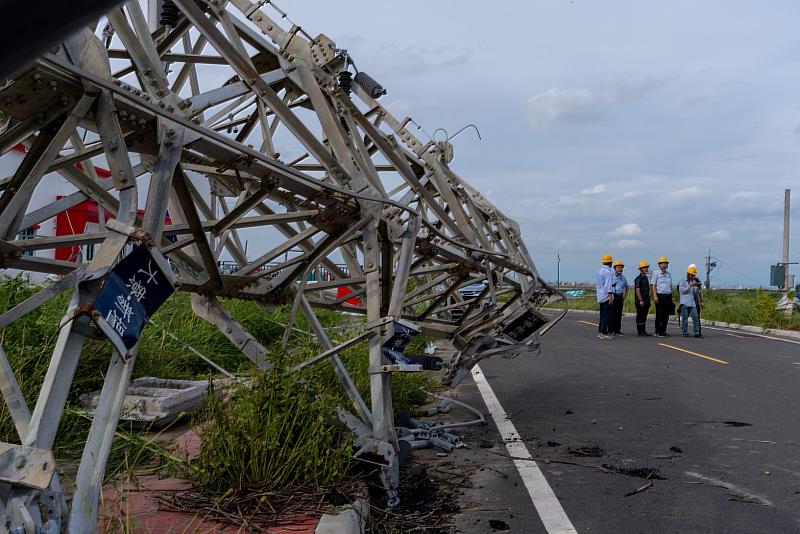 過往風災停電事故多為變壓器、線路斷落等設備引起，此次電桿倒斷及電塔倒塌範圍廣，屬數十年未見，需大量調度所需設備與搶修人力，且電塔修復作業須以大型吊裝作業，連帶影響搶修所需時間。圖為嘉義布袋地區倒塌電塔。.