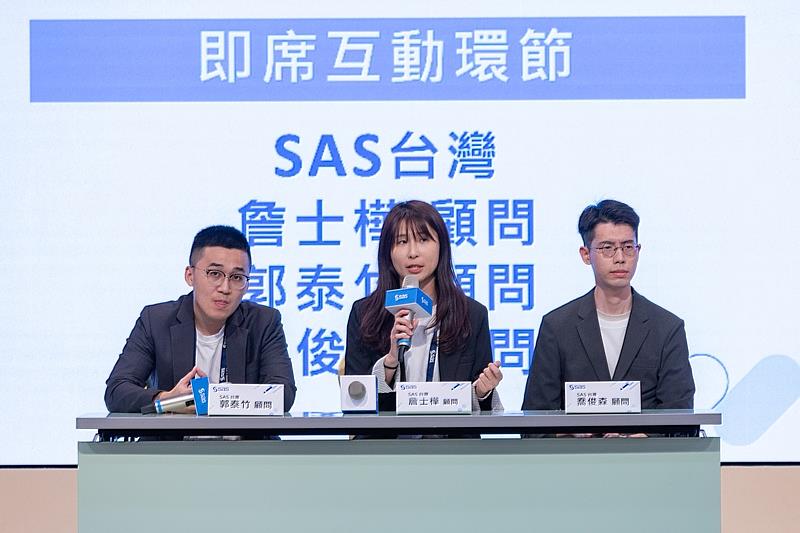 圖三、SAS台灣顧問群郭泰竹(左)、詹士樺(中)、喬俊森(右)與學生分享AI產業顧問的職涯之旅