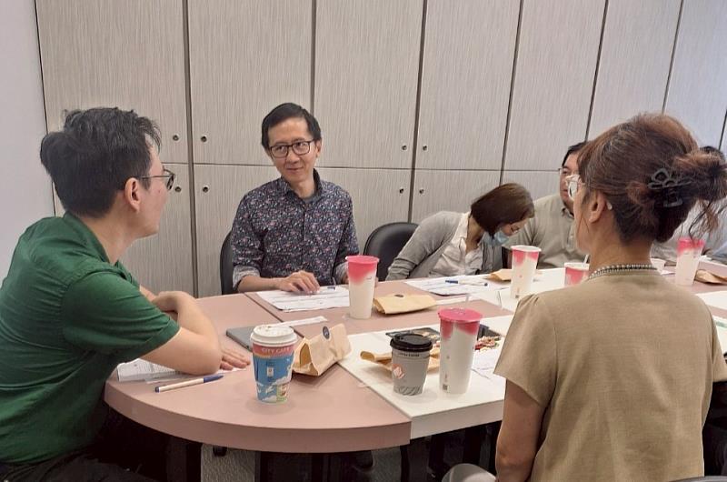 Prof. Ivan Stefano(左2)詳細說明俄亥俄州立大學的觀課機制。