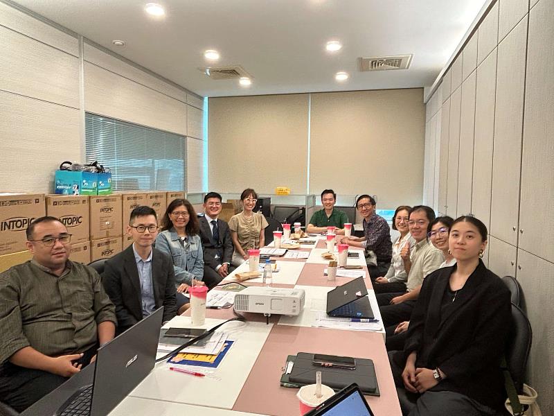 雙語教育推動辦公室邀請三位俄亥俄州立大學教學與學習系教授Becky H. Huang(右4)、跨文化英語中心主任 Prof. Ivan Stefano(右5)，以及紐約大學Prof. Kongii Qin(左4)擔任EMI品保機制的諮詢委員。
