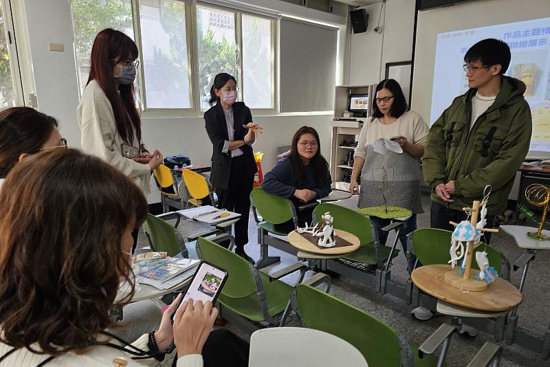 學員利用多元素材進行小組的立體創作，由講師給予回饋