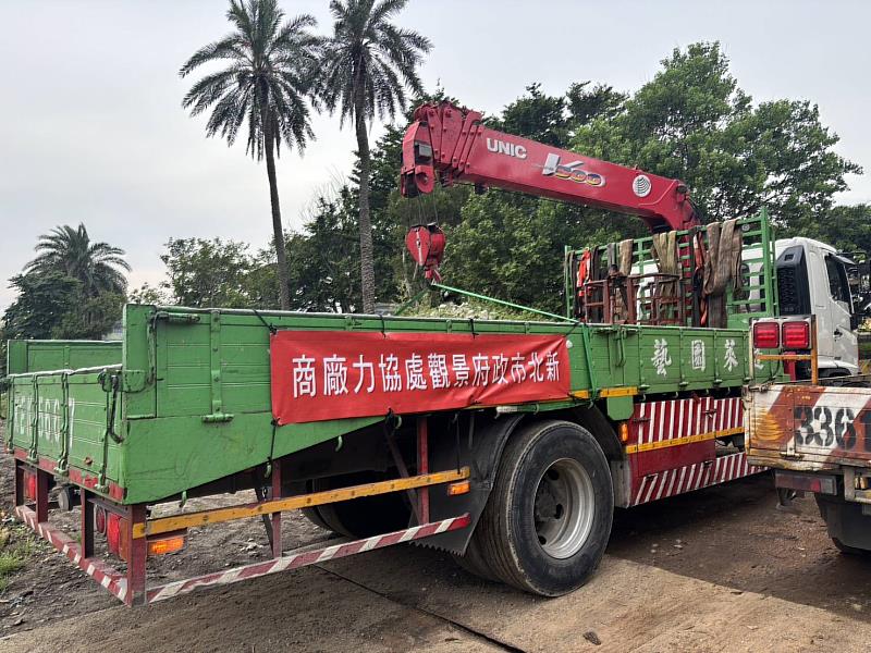 中央災害應變中心協調各縣市動員人車前往支援災後復原工作。