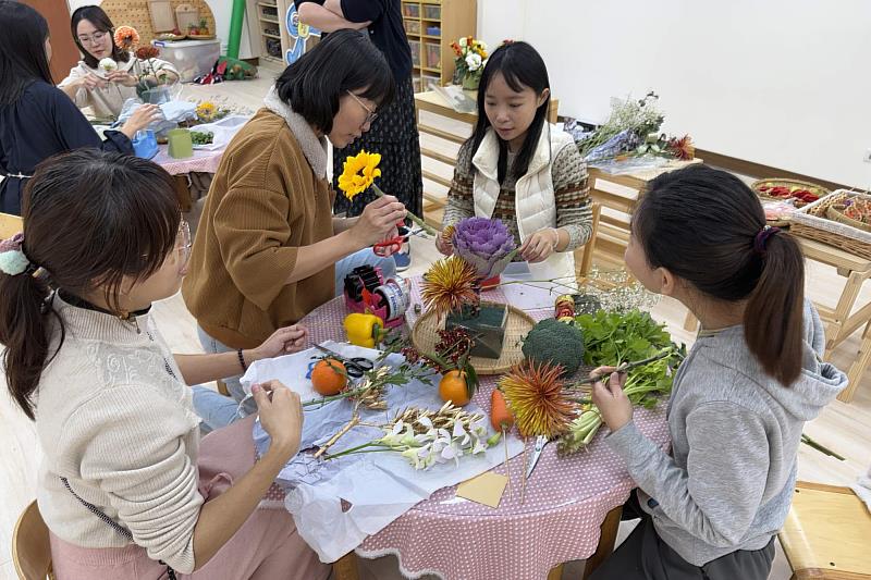 社群學員利用蔬果及花卉進行年節花藝創作