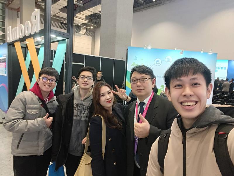 樺漢科技集團領軍參加2025智慧城市展暨淨零城市展，呂宗恩（左二）與楊又霖（左一）、劉毅安（右一）跟隨集團人員前往觀摩學習。