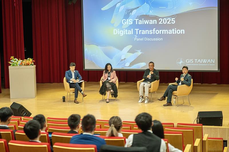 為期五天的「GIS Taiwan 2025 臺大全球集思論壇」於昨(7)日登場，遠傳受邀參與今日舉行的「數位轉型」專題座談，由資訊暨數位轉型科技群協理林韋成(右一)代表出席。