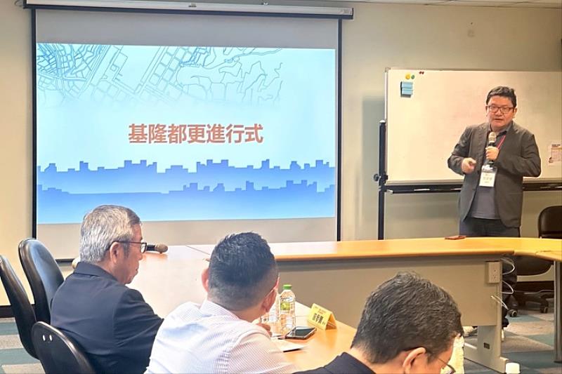 研討會下午舉行兩場主題論壇，邀請全台專家學者聚焦「智慧城市」與「都市更新」議題。
