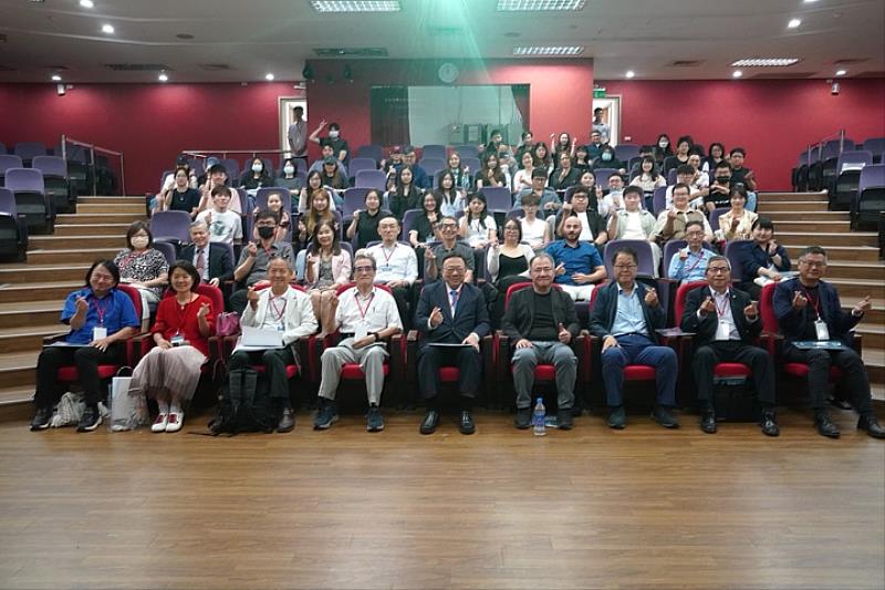 眾人於研討會後合影留念。