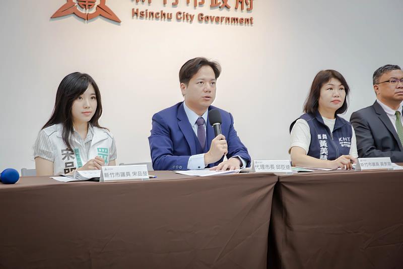 代理市長邱臣遠主持，並向市民報告市府團隊施政狀況。