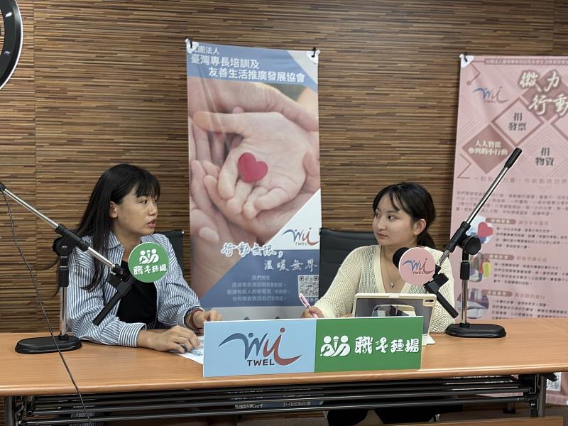 畢製團隊成員蔡依紋(右)訪問業務經理高瑜君女士(左)