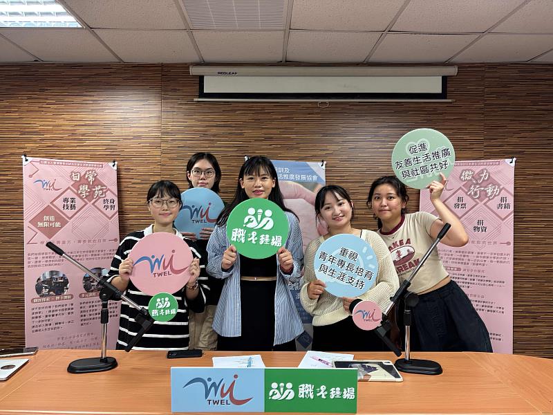 公廣系畢製團隊攜手業主錄製職人專訪，全體合影