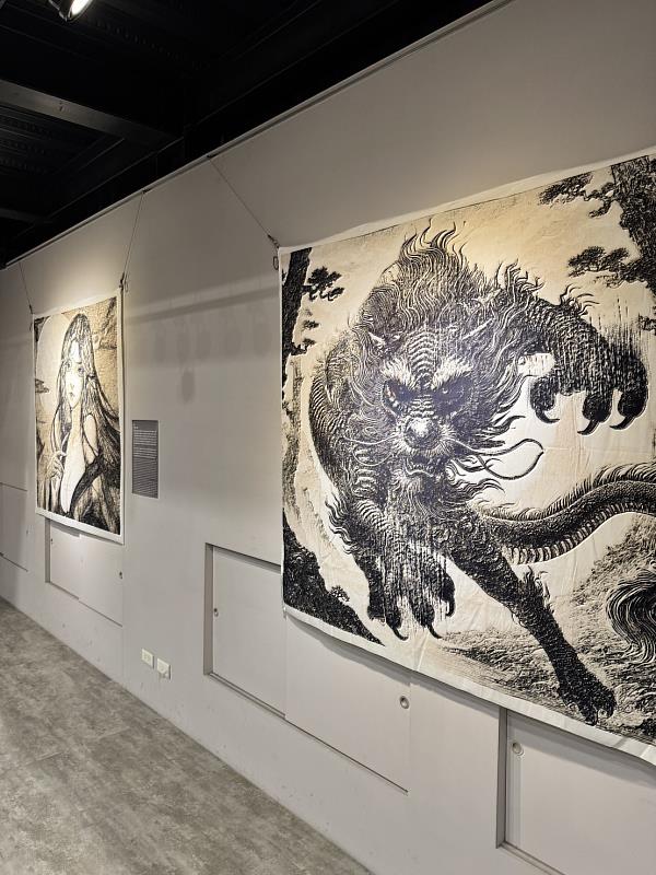 陳郁仁(左2)畢業創作以「化鬼為兵：魑魅魍魎表徵與迷彩設計」在台南藝文空間展出