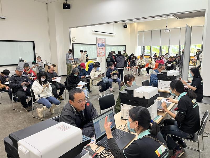 就服員協助求職者運用E化面試系統建置履歷及選擇職缺