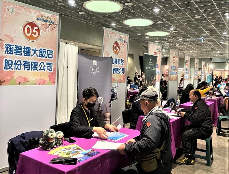 參與徵才的廠商為求職者面試