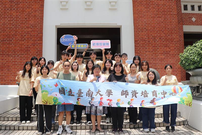 出發前與校長及中心師長大合照