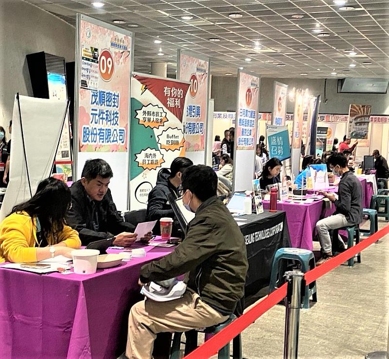 參與徵才的廠商為求職者面試