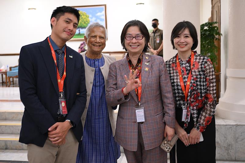 台灣尤努斯基金會董事長蔡慧玲(右二)率台灣代表團與尤努斯教授(左二)於尤努斯教授官邸私人慶生會中合影。