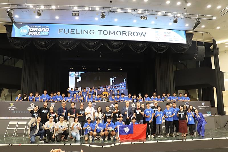 2025 H2GP 台灣站決賽昨(6)日順利落幕，由高雄市中正高工CH2R車隊奪下冠軍，將在八月底前往德國代表台灣參加世界賽，車隊指導老師莊敏卉(前排左四)與五位同學(前排藍衣)均相當興奮。