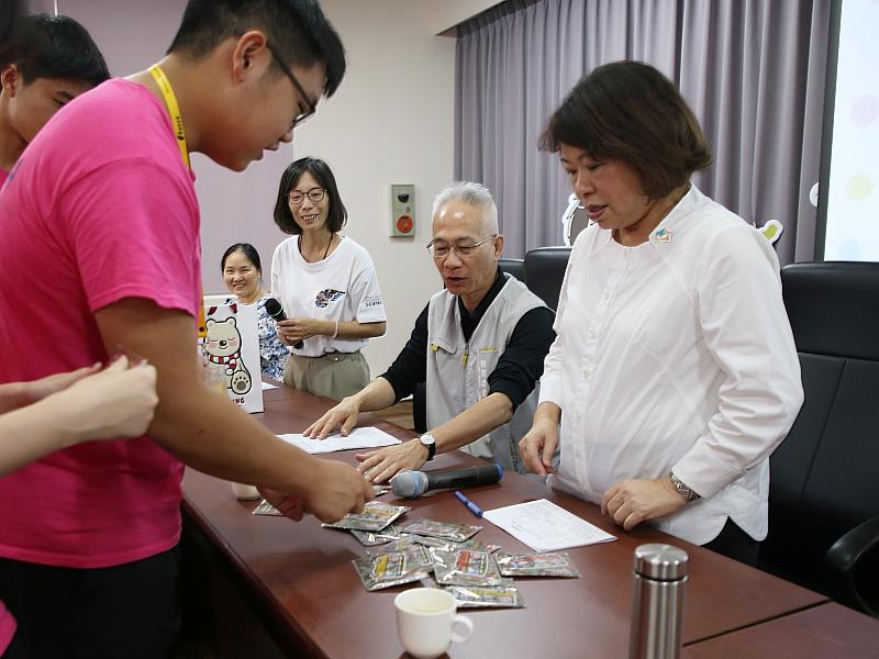 0_黃敏惠市長致贈美國青年志工一卡通