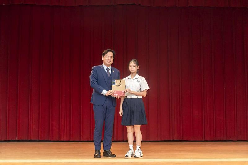 邱臣遠代理市長與會考全國榜首學生合影