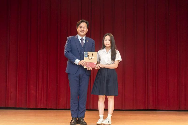 邱臣遠代理市長與會考全國榜首學生合影