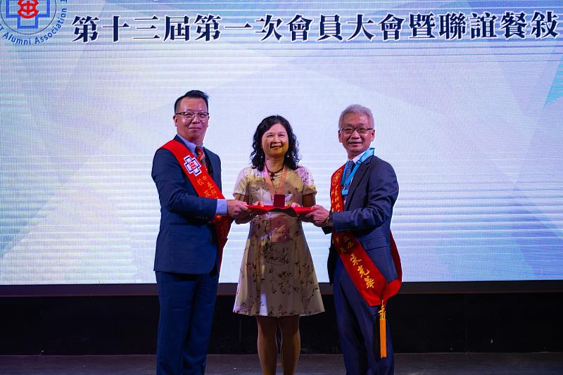 由校長陳錦杏見證,第十二屆代理理事長黃世杰正式將總會印信交接予第十三屆新任理事