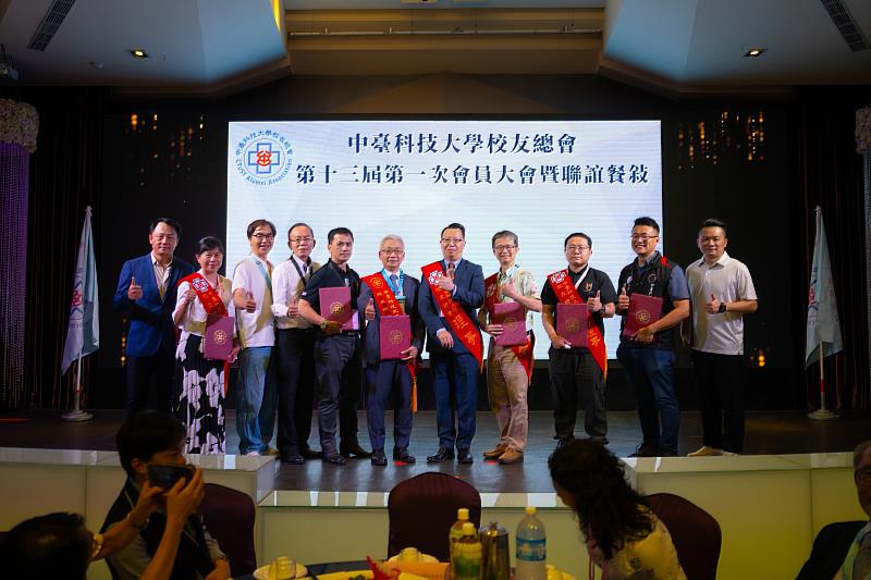 第十二屆代理理事長黃世杰暨理監事團隊合影
