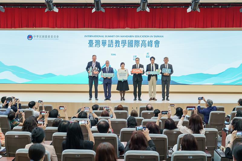 僑務委員會委員長徐佳青(左3)與國安會副秘書長徐斯儉(左2)、外交部政務次長陳明祺(右3)、數位發展部政務次長林宜敬(右2)、美國在臺協會(AIT)代理副處長Mr. John Morgan(左1)、海華文教基金會董事長吳明穎(右1)於開幕式合影