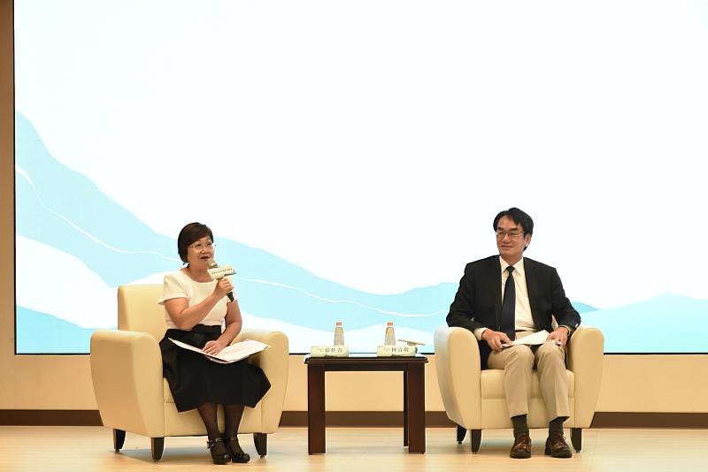 主題講座由徐佳青(左)主持，邀請數位發展部政務次長林宜敬(右)分享「AI輔助帶動教與學的改變」