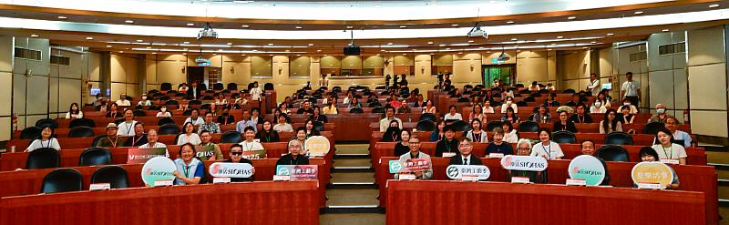 國立臺灣工藝研究發展中心今(8)日舉辦2025國際工藝論壇暨研討會，透過分享來自多國的工藝文化，深入探討剖析工藝與生活之間的連結，引領與會者認識工藝技藝的精湛，感受工藝創作者對生活細節的細膩觀察與長年投入，實踐一種簡單而充滿智慧的生活美學。