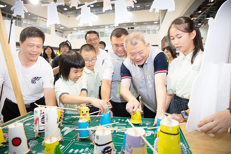 林瑞彥副市長體驗科學攤位