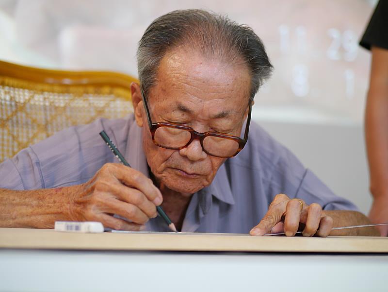 許漢珍藝師為本市唯一具有雙項傳統工藝「大木作」及「結網」保存者身份,其終身奉獻於傳統工藝的推廣與傳承,不藏私地開辦系統化傳習課程,作育英才無數,其工藝技藝將永為後世所傳承。
