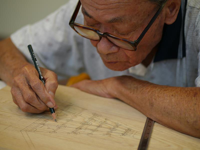 許漢珍藝師長年投注廟宇工作，擅長疊斗式大木架棟設計、木作結網技藝，具備豐富的傳統建築營建知識及經驗。