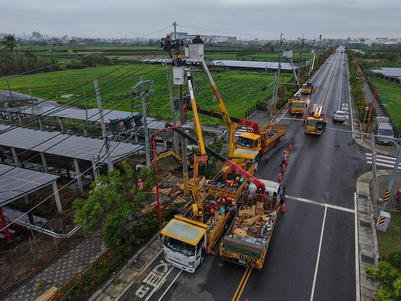 丹娜絲颱風所帶來的強勁風勢嚴重衝擊全台電網系統及輸電設備，台電同仁第一時間趕赴現場搶修。