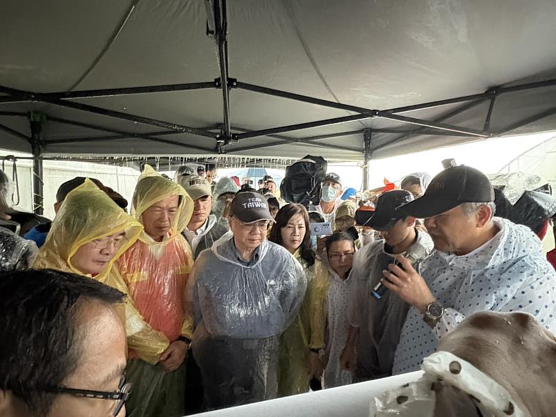 卓榮泰院長南下嘉義視察農損情況：提高補助、加速救助程序