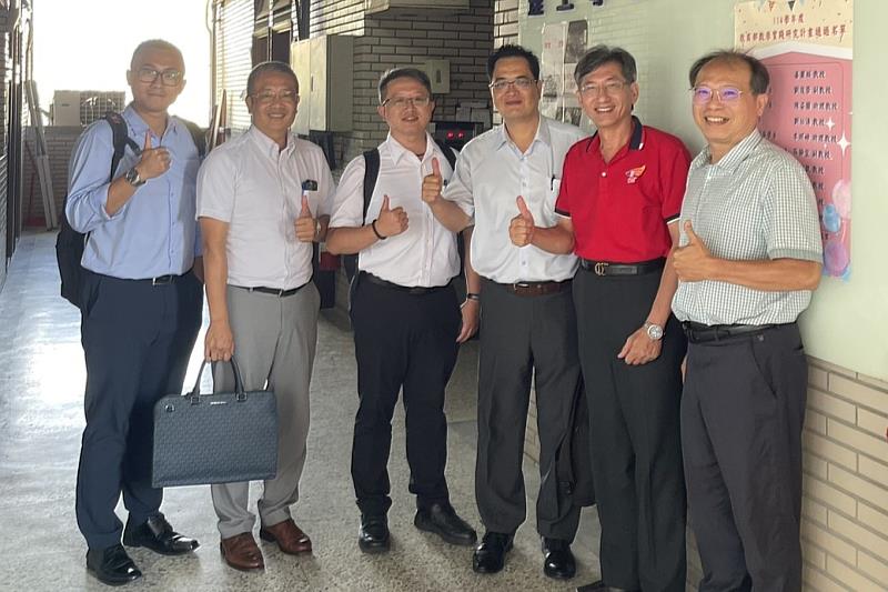 理工學院孫光天院長暨電機工程學系陳居毓主任與SMC團隊合影