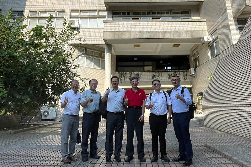理工學院孫光天院長.電機系陳居毓主任與SMC團隊合影