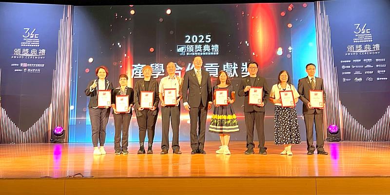 南臺科大數位設計學院榮獲「產學合作貢獻獎」三連霸！資傳系梁丹青老師代表學校，於第34屆時報金犢獎頒獎典禮榮耀登臺領獎，見證南臺科大作為全國僅8所獲獎學府之一，在產學合作領域的卓越成就與持續深耕。
