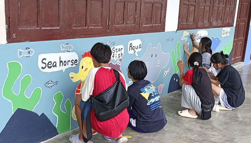 學生以「海洋生物」為主題,運用圖像記憶法共同彩繪牆面