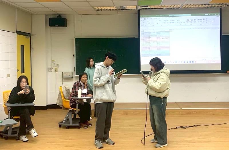 同學們小組上台練習台客語