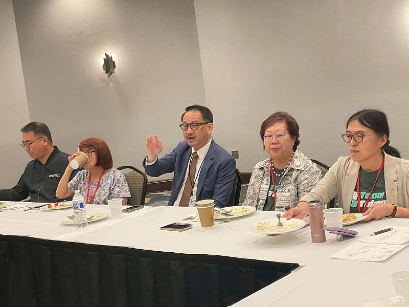 僑委會副委員長阮昭雄與各地區代表座談交流