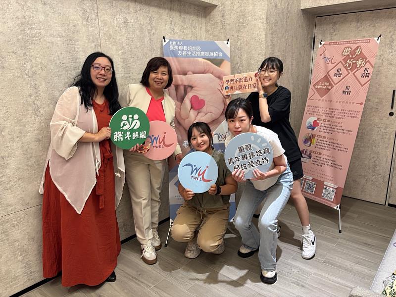 公廣系畢製團隊專訪亞家管顧HowJobs共享平台創辦人陳毓慧(左2)，全體合影