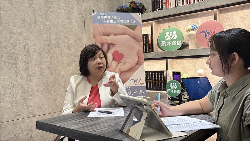 亞家管顧HowJobs共享平台創辦人陳毓慧(左)分享求職心法